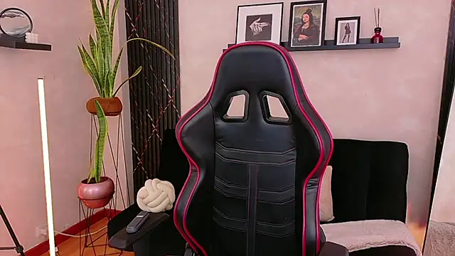 Snapshot of EmmyEvans1 chatting on 13, 4, 2026 EmmyEvans1 online show from 13, 4, 2026