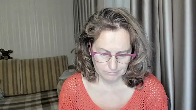 Snapshot of lauraoven chatting on 9, 12, 2024 lauraoven online show from 9, 12, 2024