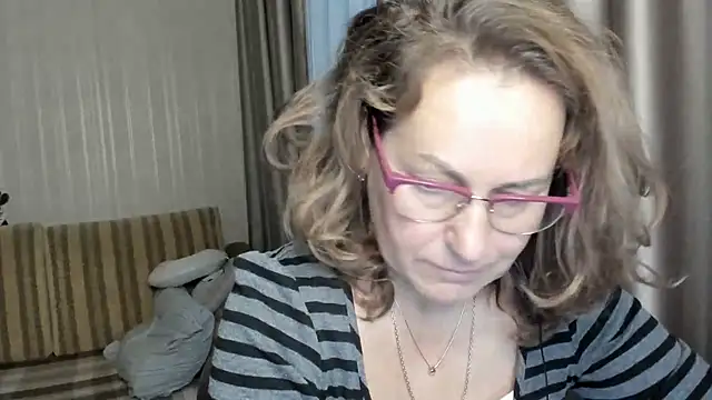 Snapshot of lauraoven chatting on 20, 12, 2024 lauraoven online show from 20, 12, 2024