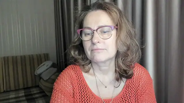 Snapshot of lauraoven chatting on 8, 1, 2025 lauraoven online show from 8, 1, 2025