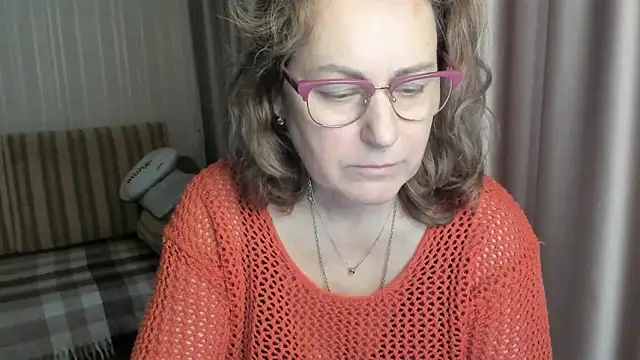 Snapshot of lauraoven chatting on 11, 1, 2025 lauraoven online show from 11, 1, 2025