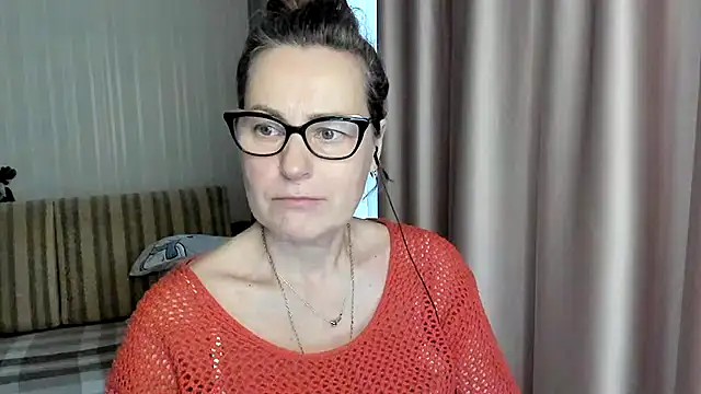 Snapshot of lauraoven chatting on 10, 2, 2025 lauraoven online show from 10, 2, 2025