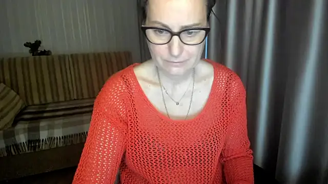 Snapshot of lauraoven chatting on 23, 12, 2025 lauraoven online show from 23, 12, 2025