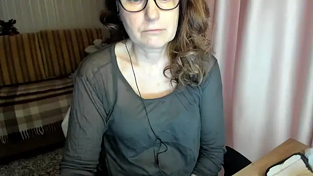 Snapshot of lauraoven chatting on 3, 2, 2026 lauraoven online show from 3, 2, 2026