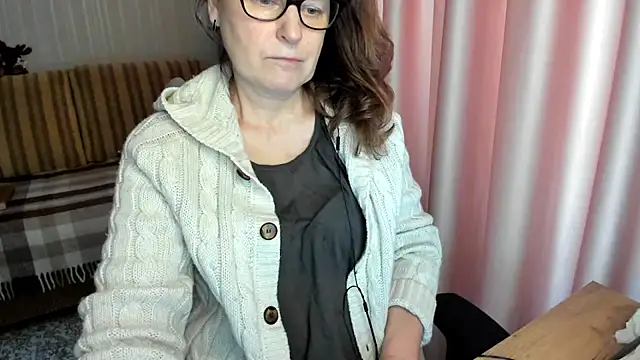 Snapshot of lauraoven chatting on 5, 2, 2026 lauraoven online show from 5, 2, 2026