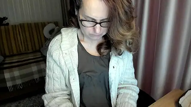 Snapshot of lauraoven chatting on 6, 2, 2026 lauraoven online show from 6, 2, 2026