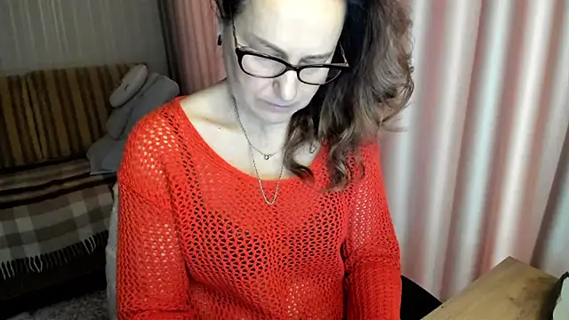 Snapshot of lauraoven chatting on 11, 2, 2026 lauraoven online show from 11, 2, 2026