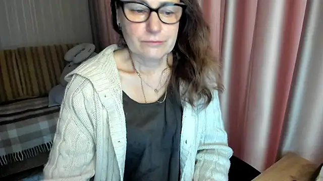 Snapshot of lauraoven chatting on 12, 2, 2026 lauraoven online show from 12, 2, 2026