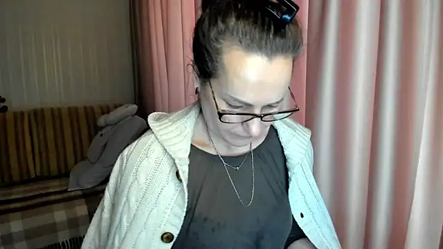 Snapshot of lauraoven chatting on 13, 2, 2026 lauraoven online show from 13, 2, 2026