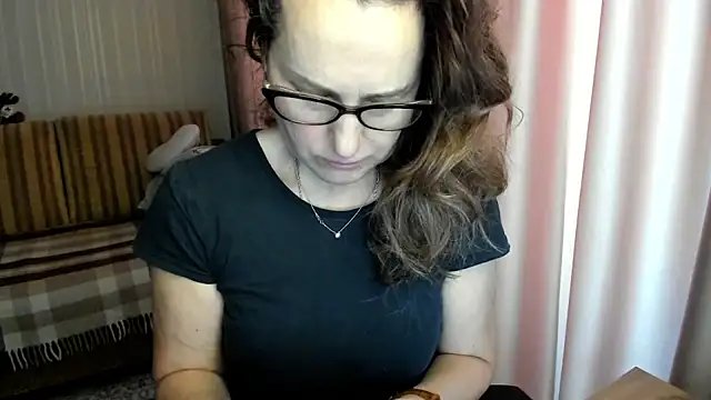 Snapshot of lauraoven chatting on 25, 2, 2026 lauraoven online show from 25, 2, 2026