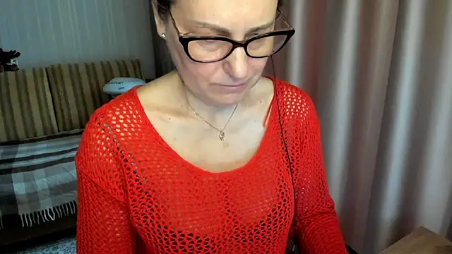 Snapshot of lauraoven chatting on 2, 3, 2026 lauraoven online show from 2, 3, 2026