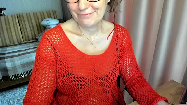 Snapshot of lauraoven chatting on 2, 3, 2026 lauraoven online show from 2, 3, 2026