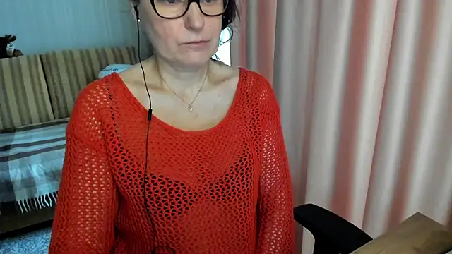 Snapshot of lauraoven chatting on 3, 3, 2026 lauraoven online show from 3, 3, 2026