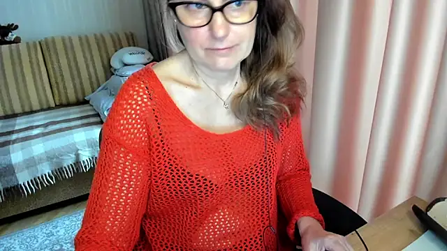 Snapshot of lauraoven chatting on 5, 3, 2026 lauraoven online show from 5, 3, 2026