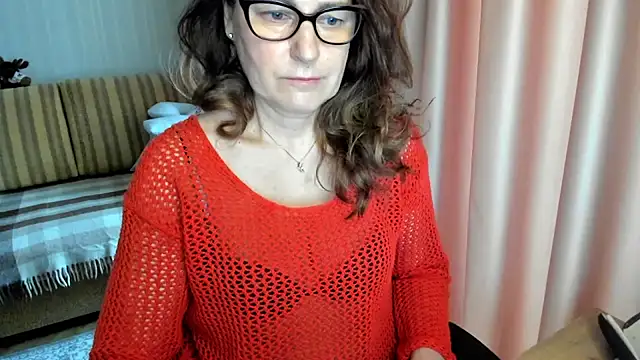 Snapshot of lauraoven chatting on 6, 3, 2026 lauraoven online show from 6, 3, 2026