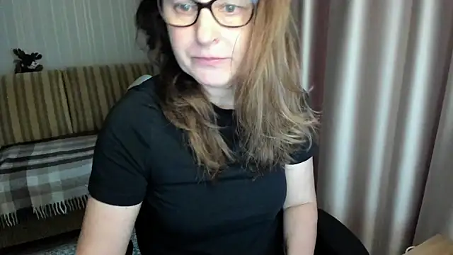 Snapshot of lauraoven chatting on 9, 3, 2026 lauraoven online show from 9, 3, 2026