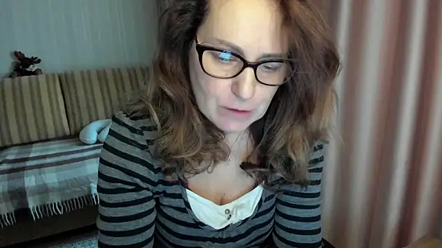 Snapshot of lauraoven chatting on 10, 3, 2026 lauraoven online show from 10, 3, 2026