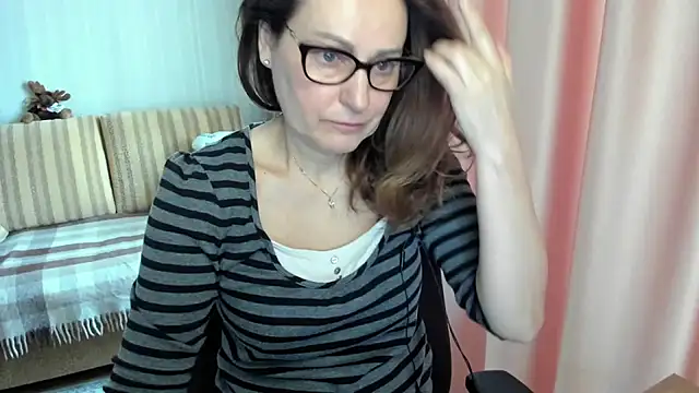 Snapshot of lauraoven chatting on 11, 3, 2026 lauraoven online show from 11, 3, 2026