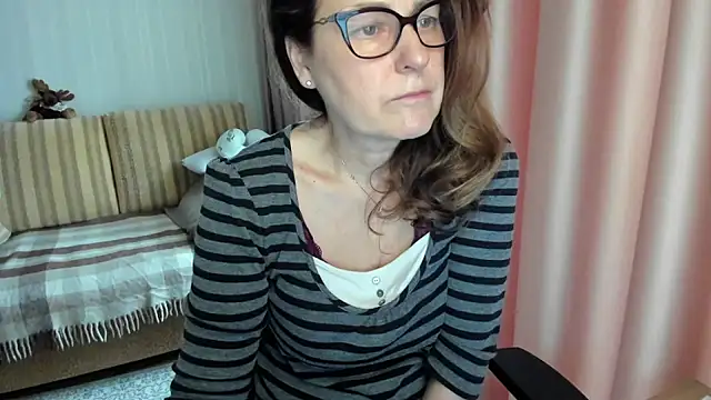 Snapshot of lauraoven chatting on 12, 3, 2026 lauraoven online show from 12, 3, 2026