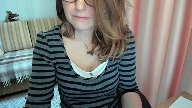 Snapshot of lauraoven chatting on 13, 3, 2026 lauraoven online show from 13, 3, 2026