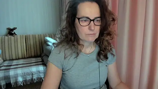 Snapshot of lauraoven chatting on 14, 3, 2026 lauraoven online show from 14, 3, 2026