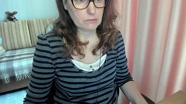 Snapshot of lauraoven chatting on 17, 3, 2026 lauraoven online show from 17, 3, 2026