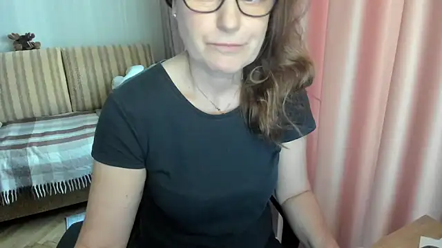 Snapshot of lauraoven chatting on 22, 3, 2026 lauraoven online show from 22, 3, 2026