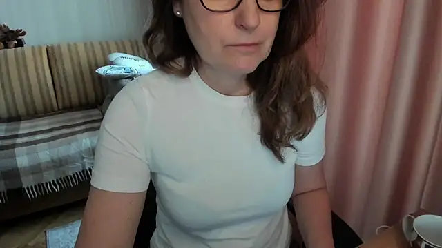 Snapshot of lauraoven chatting on 27, 3, 2026 lauraoven online show from 27, 3, 2026