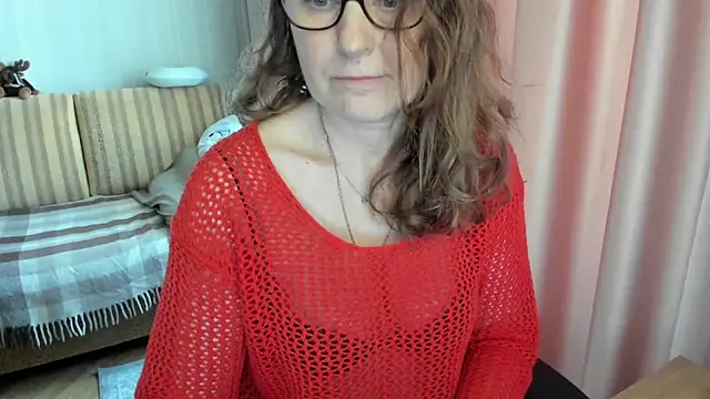 Snapshot of lauraoven chatting on 1, 4, 2026 lauraoven online show from 1, 4, 2026