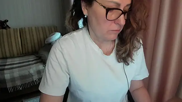 Snapshot of lauraoven chatting on 3, 4, 2026 lauraoven online show from 3, 4, 2026