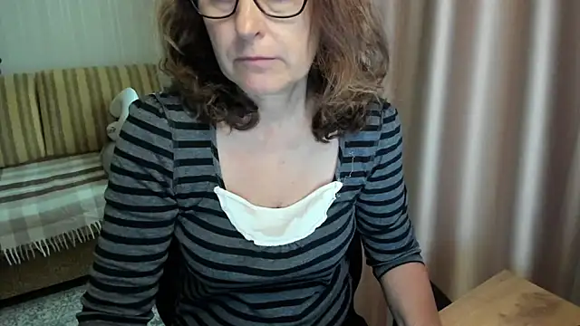 Snapshot of lauraoven chatting on 18, 6, 2026 lauraoven online show from 18, 6, 2026