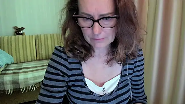 Snapshot of lauraoven chatting on 19, 6, 2026 lauraoven online show from 19, 6, 2026