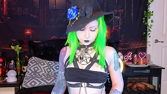 Snapshot of Ivey_and_James chatting on 9, 10, 2025 Ivey and James online show from 9, 10, 2025