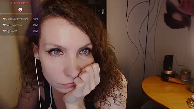 Snapshot of JohansonKatie chatting on 2, 2, 2025 JohansonKatie online show from 2, 2, 2025