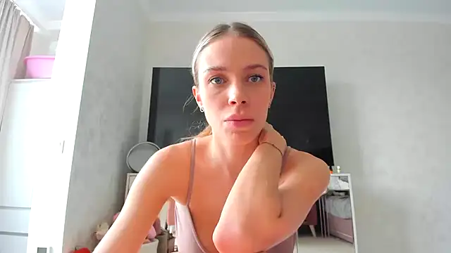 Snapshot of Iris_cherry chatting on 4, 3, 2025 Iris cherry online show from 4, 3, 2025