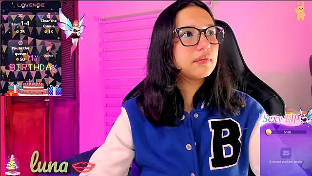 Snapshot of Luniverse chatting on 4, 1, 2025 Luniverse online show from 4, 1, 2025