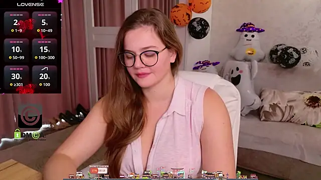 Snapshot of KellyKleine chatting on 3, 11, 2025 KellyKleine online show from 3, 11, 2025