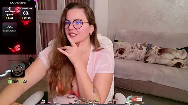 Snapshot of KellyKleine chatting on 4, 11, 2025 KellyKleine online show from 4, 11, 2025