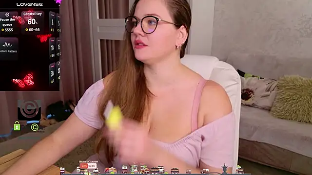 Snapshot of KellyKleine chatting on 11, 11, 2025 KellyKleine online show from 11, 11, 2025