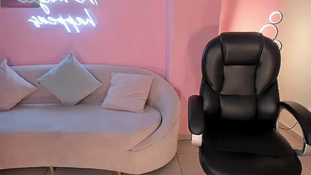 Snapshot of MiaRoberts1 chatting on 4, 11, 2025 MiaRoberts1 online show from 4, 11, 2025