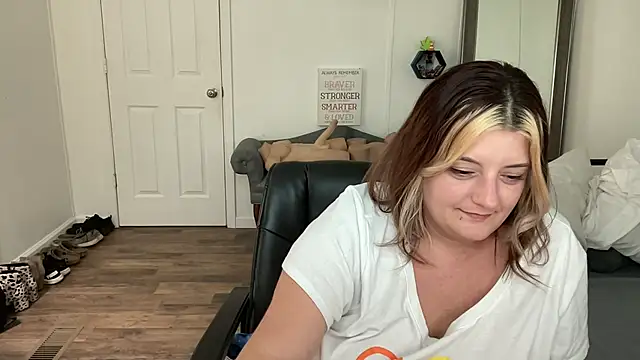 Snapshot of magicsparkles chatting on 4, 2, 2025 magicsparkles online show from 4, 2, 2025