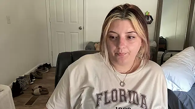 Snapshot of magicsparkles chatting on 5, 2, 2025 magicsparkles online show from 5, 2, 2025