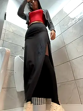 Snapshot of _MiaQueen_ chatting on 12, 10, 2025 MiaQueen online show from 12, 10, 2025