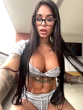 Snapshot of LaraHenao chatting on 15, 11, 2025 LaraHenao online show from 15, 11, 2025