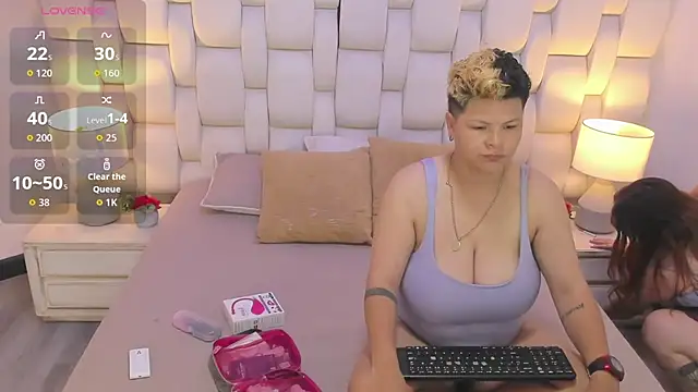 Snapshot of MiaYMolly chatting on 5, 11, 2025 MiaYMolly online show from 5, 11, 2025