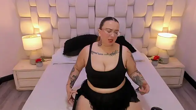 Snapshot of MiaYMolly chatting on 15, 11, 2025 MiaYMolly online show from 15, 11, 2025