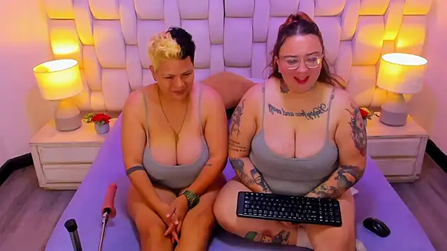 Snapshot of MiaYMolly chatting on 2, 12, 2025 MiaYMolly online show from 2, 12, 2025