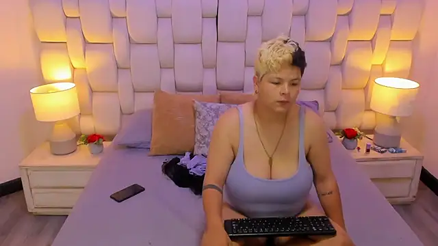 Snapshot of MiaYMolly chatting on 5, 12, 2025 MiaYMolly online show from 5, 12, 2025