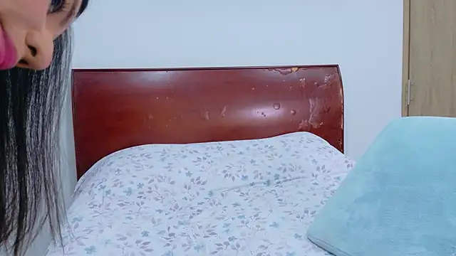 Snapshot of Steph_F chatting on 23, 10, 2025 Steph F online show from 23, 10, 2025