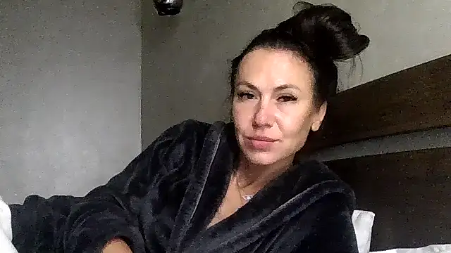 Snapshot of JulianaGold1 chatting on 12, 10, 2025 JulianaGold1 online show from 12, 10, 2025